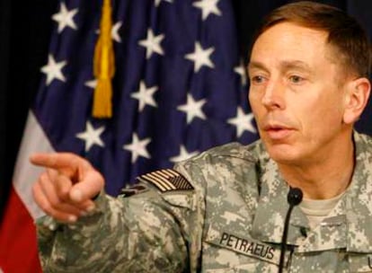 El general David Petraeus, máxima autoridad militar estadounidense en Irak, en una reciente rueda de prensa en Bagdad.