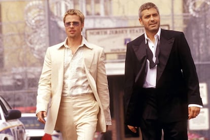 Brad Pitt y George Clooney, o lo que es lo mismo, Rusty Ryan y Danny Ocean en un fotograma de 'Oceans Eleven'.