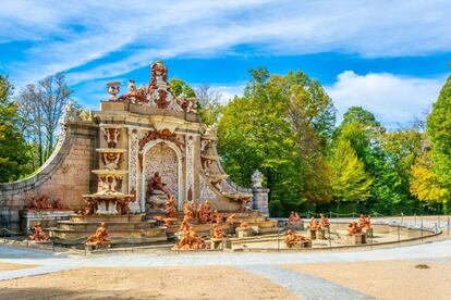 La fuente de Los Baños de Diana, el lugar elegido por la reina Letizia y sus acompañantes para hacerse la foto de familia durante su visita a La Granja de San Ildefonso (Segovia).