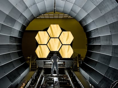 Un operario examina parte de los espejos del telescopio espacial 'James Webb'.