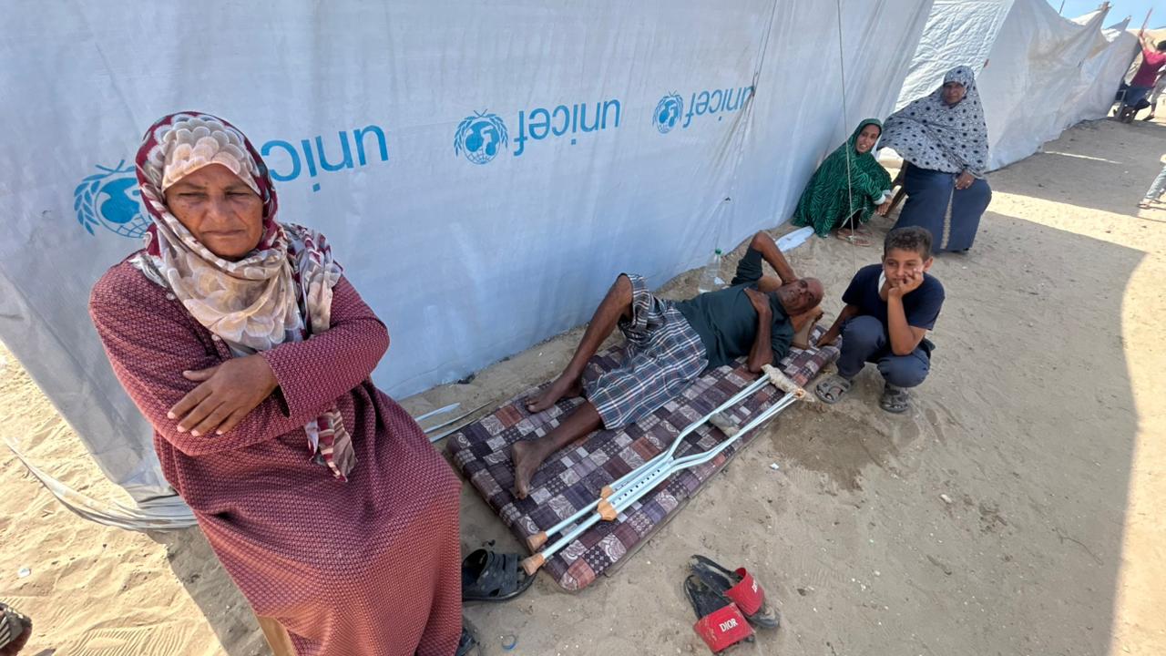 Khayriya Abu Gamea, de 67 años, y su marido Samir en el campo de desplazados en Al Mawasi, Gaza, el 9 de octubre, horas después del anuncio del alto el fuego.