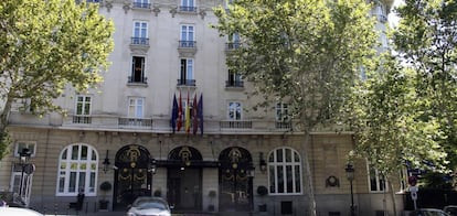 Entrada principal del hotel Ritz en Madrid.