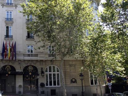 Entrada principal del hotel Ritz en Madrid.