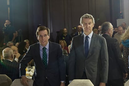 El alcalde de Madrid, José Luis Martínez-Almeida, y el presidente del PP, Alberto Núñez Feijóo, protagonizan un desayuno informativo de Nueva Economía Fórum, en el Four Seasons Hotel, este lunes. Feijóo acusa a Sánchez de alentar “actos de violencia” que ponen en riesgo la “vida de las personas” en las protestas propalestinas de La Vuelta