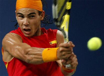 Rafael Nadal, en una devolución frente a Lleyton Hewitt.