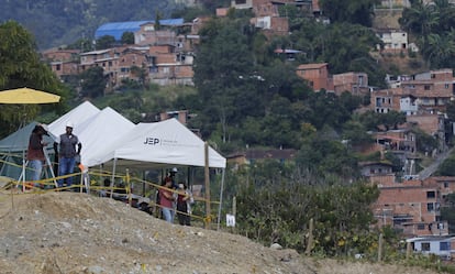 Autoridades trabajan en donde fueron encontrados restos humanos en La Escombrera, en Medellín, en diciembre de 2024.