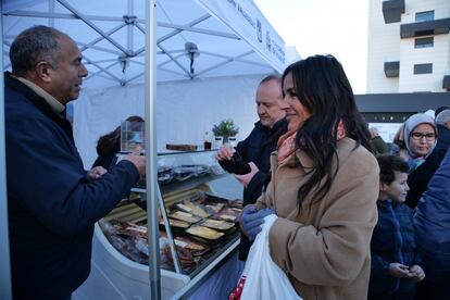 La vicealcaldesa, Begoña Villacís, inaugura el Mercado de Productores en Valdebebas (Madrid).