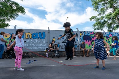 Niños juegan en barrio Cerro Norte en Montevideo, el 19 de diciembre de 2024.