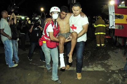 Un preso herido en el incendio de la cárcel de la ciudad de Comayagua es atendido por los equipos de auxilio.