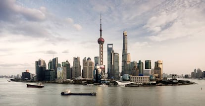Vista del skyline de Shanghái desde el río Huangpu.