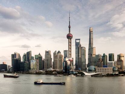 Vista del skyline de Shanghái desde el río Huangpu. 