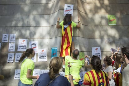 Una joven pega carteles a favor de la celebración del referéndum del próximo 1 de octubre.