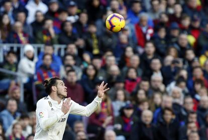 Gareth Bale sigue la trayectoria del balón para golpearlo de cabeza.