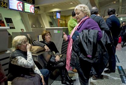 Varias pasajeras esperan en el Aeropuerto de Loiu. El aeródromo tenía previsto operar a lo largo del puente 695 vuelos con un total de 87.000 pasajeros.