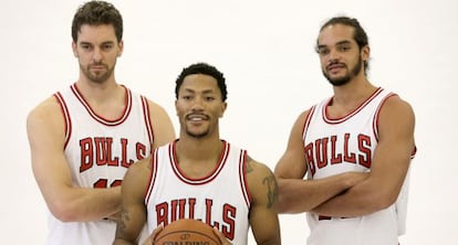 Pau Gasol posa junto a sus compa&ntilde;eros Joakim Noah y Derrick Rose