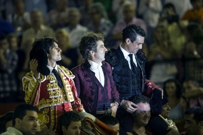 Sebastián Castella, el rejoneador Pablo Hermoso de Mendoza y José María Manzanares y (de izquierda a derecha), a hombros tras la corrida de ayer de la Feria de Julio, en Valencia.