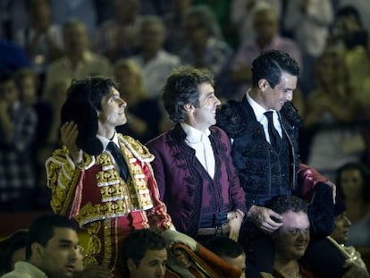 Sebastián Castella, el rejoneador Pablo Hermoso de Mendoza y José María Manzanares y (de izquierda a derecha), a hombros tras la corrida de ayer de la Feria de Julio, en Valencia.