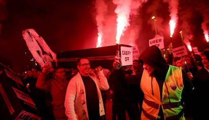 Taxistas se manifiestan en la estación de Sants contra Uber y Cabify.