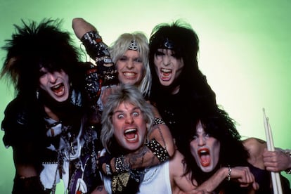 La banda estadounidense Mötley Crüe junto a Ozzy Osbourne en marzo de 1984.