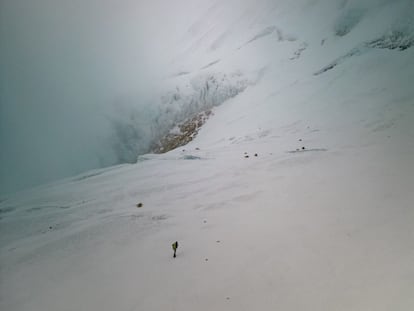 Kilian Jornet, camino de la arista oeste del Everest.