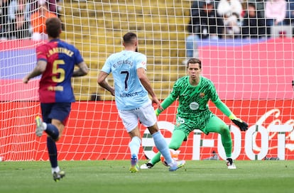 Borja Iglesias marca su tercer gol ante el Barça.