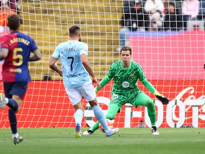 Borja Iglesias marca su tercer gol ante el Barça.
