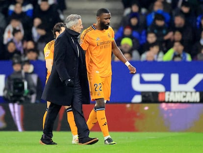 Antonio Rüdiger se retira lesionado este sábado contra el Espanyol.