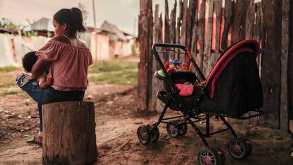 Una madre adolescente sentada con su hijo en Iquitos (Perú), en una fotografía de archivo.