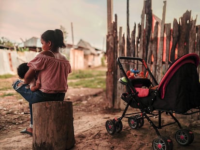 Una madre adolescente sentada con su hijo en Iquitos (Perú), en una fotografía de archivo.