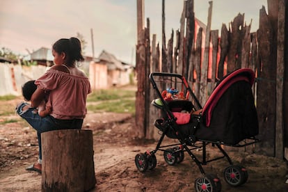 Una madre adolescente sentada con su hijo en Iquitos (Perú), en una fotografía de archivo.