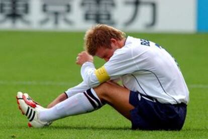 Beckham se lamenta sobre el césped de la eliminación de Inglaterra.