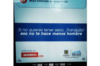 Durante años, Linde ha capturado estos carteles por todo el mundo. Lo que no significa que sea una tarea sencilla. "Creo que los mejores no están: los vi en la carretera y no me dio tiempo a fotografiarlos. Recuerdo uno de un lavadero de coches con una foto de una chica en bikini y, por alguna razón, una cita de Schopenhauer. O, en El Alto, Bolivia, pintadas en las paredes que advertían: 'Coche sospechoso será quemado, ladrón pillado será apaleado'. No eran simples rimas, iban en serio. Allí la policía tiene muy poca presencia y es la forma en la que imparten ‘justicia". En la imagen, el anuncio de una marquesina de Bogotá. El apetito sexual no te hace menos hombre.