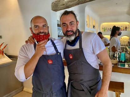 Alberto Casteiñeras, jefe de cocina, con Rafa Zafra. J.C. CAPEL