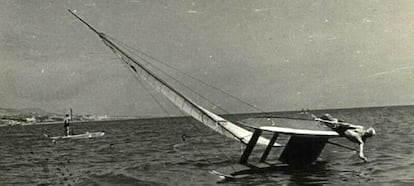 Un pat&iacute;n a vela en la costa  catalana en los a&ntilde;os cincuenta