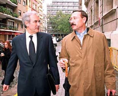 El director general de Baxter España, Diego Manzanera (a la izquierda), a la salida del juzgado en Valencia.