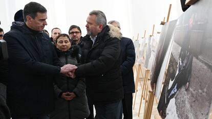 Asistido por el párroco y autoridades locales de Bucha, el presidente español ha visitado una exposición fotográfica en la que se explican los horrores que vivió esta localidad situada al norte de Kiev, que se conocieron una vez se retiraron las tropas del Kremlin.