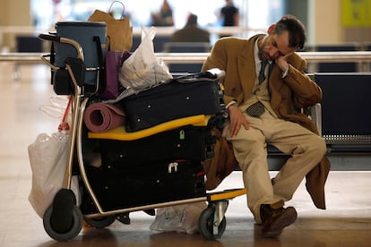 Un pasajero duerme en el aeropuerto Pablo Ruiz Picasso de Málaga, en 2019.