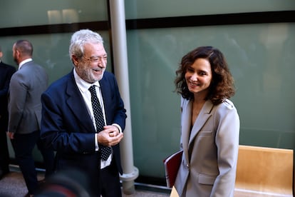  La presidenta de la Comunidad de Madrid, Isabel Díaz Ayuso (d), conversa con su jefe de gabinete, Miguel Ángel Rodríguez, este año. 