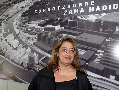 Zaha Hadid posó ayer en Bilbao ante una imagen infográfica del plan que ha diseñado para el desarrollo de Zorrozaurre.