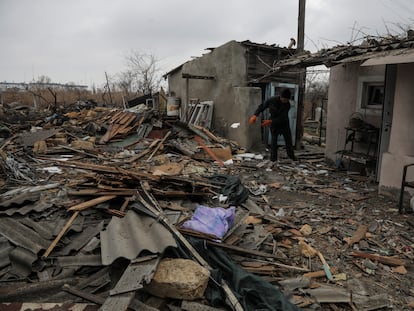 Un hombre trata de quitar restos de cascotes en una casa dañada durante un ataque ruso a la ciudad de Odesa, este lunes.