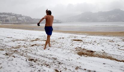 La nieve llega a la playa de La Concha en San Sebastián.