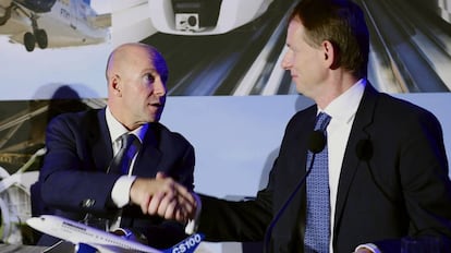 Alain Bellemare, presidente de Bombardier, con Romain Trapp, de Airbus