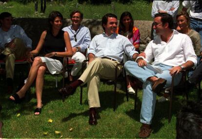 Lucía Figar, a la izquierda, junto a José María Aznar y Alejandro Agag, en su coloquio con jóvenes en Becerril de la Sierra en 2000.