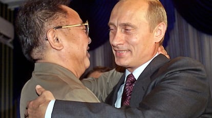 Kim Jong-il (izquierda), y Vladímir Putin (derecha), durante una reunión celebrada en Vladivostok, en agosto de 2002.