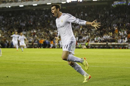 Gareth Bale celebra después de anotar el segundo gol del Real Madrid durante la final de la Copa del Rey del 16 de abril de 2014.
