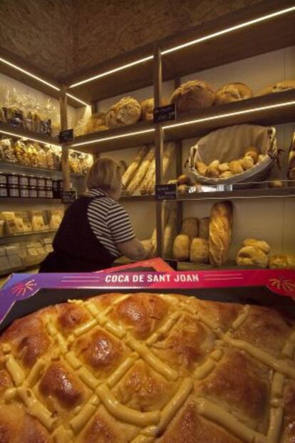 La coca de Sant Joan, paradigma del menjar que per si mateix simbolitza festivitat.