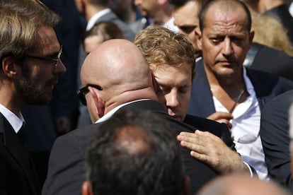 Sebastian Vettel abraza al padre de Jules Bianchi