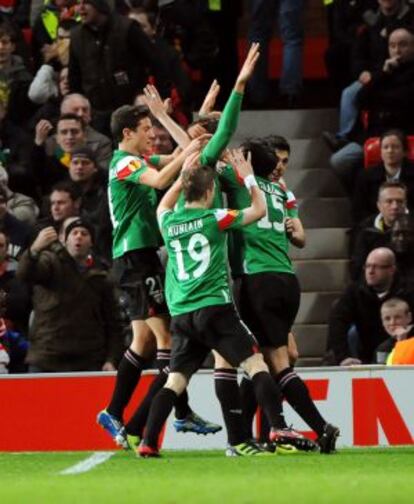 Los jugadores del Athletic de Bilbao celebran uno de los goles ante Manchester United