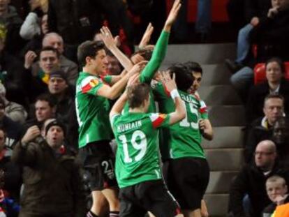 Los jugadores del Athletic de Bilbao celebran uno de los goles ante Manchester United