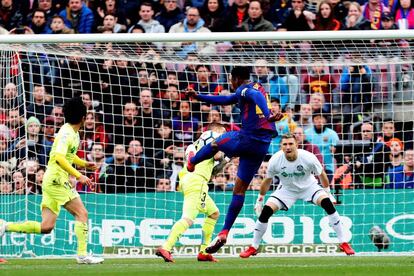 Yerry Mina intenta batir al portero del Getafe Vicente Guaita.